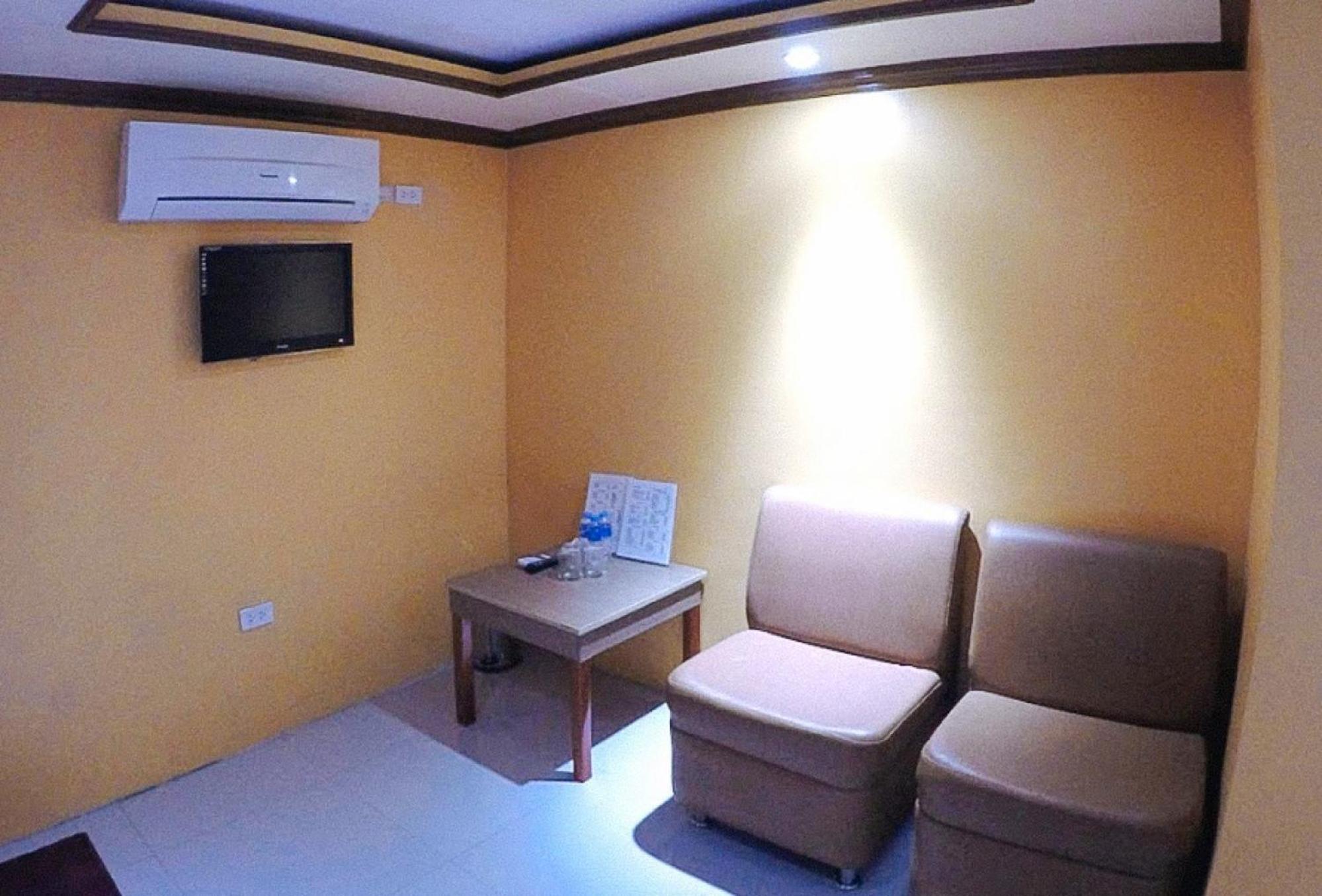 Reddoorz Plus @ Taj Hotel Tuguegarao Extérieur photo